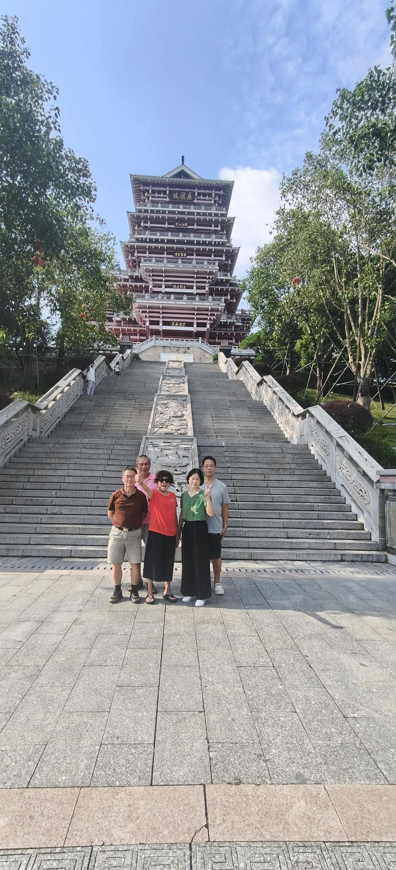 今日我原国营单位的领导来探望我，让我非常感动！我在佛山的农村租房住都有近20年了