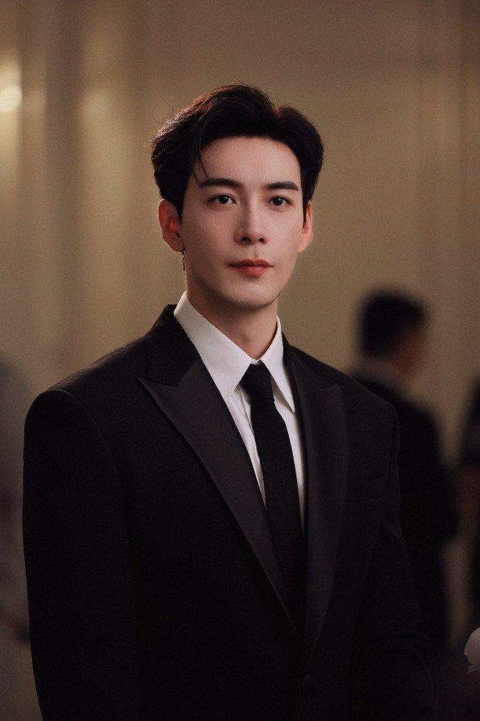 陈星旭老钱味眼镜鲨气场绝了，俯瞰城市的孤绝劲，小说里的金手指霸总本人，贵气藏都藏