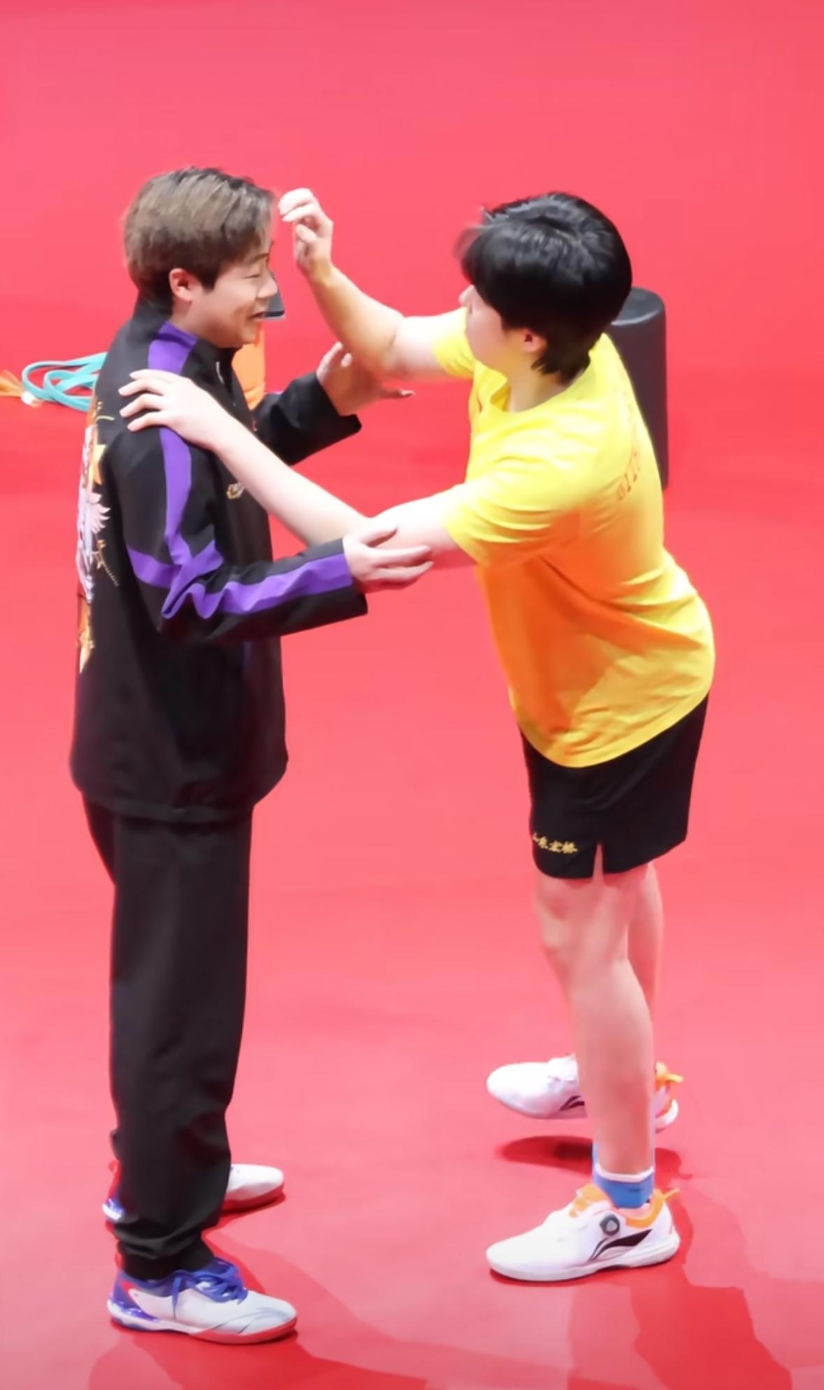 乒超总决赛王楚钦一单3:1向鹏，挑战发球成功，魏桥拿下关键一分！
12月28日，