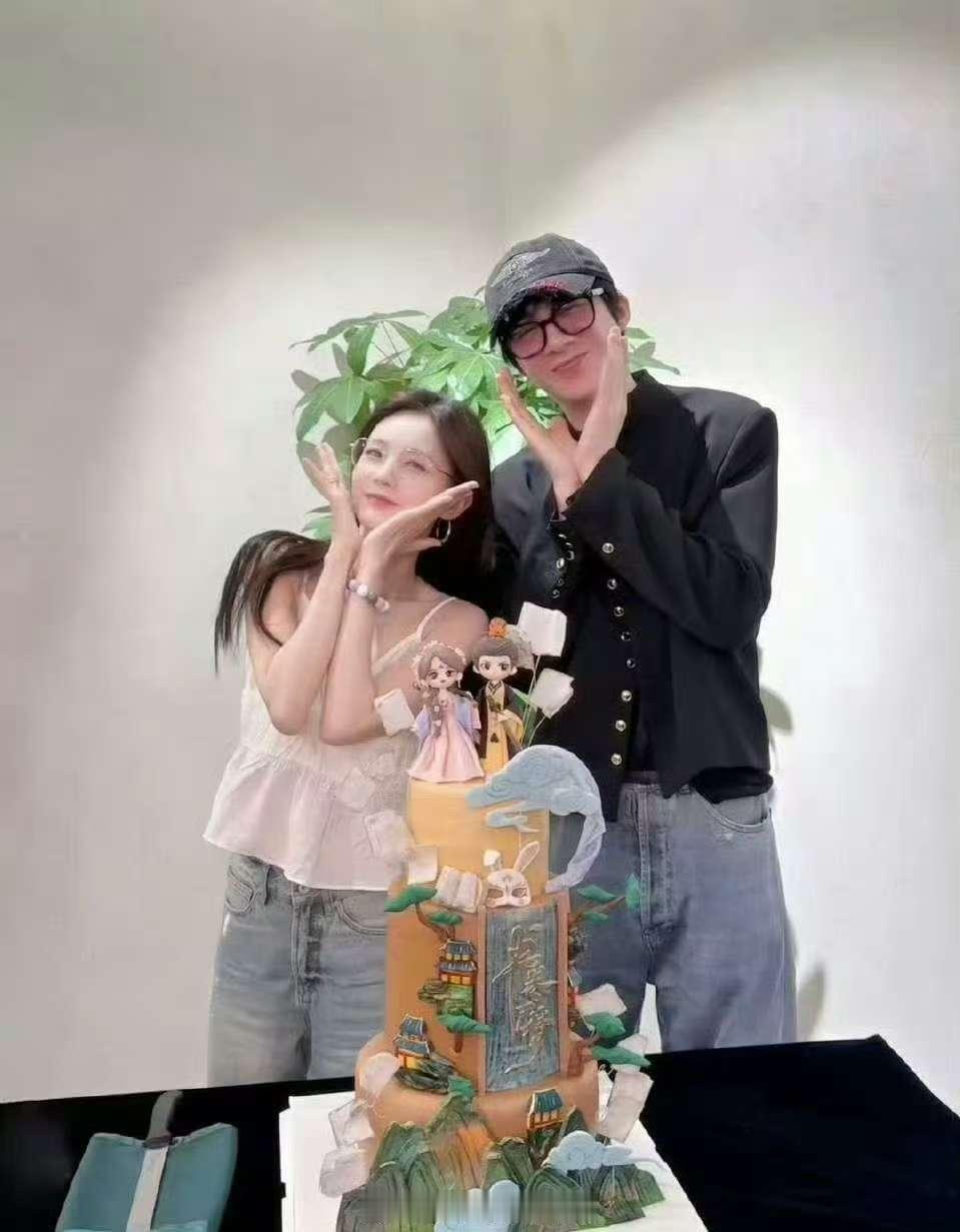 李一桐刘宇宁捧脸照李一桐刘宇宁庆功宴现场照李一桐刘宇宁捧脸照，不错，[鼓掌][鼓