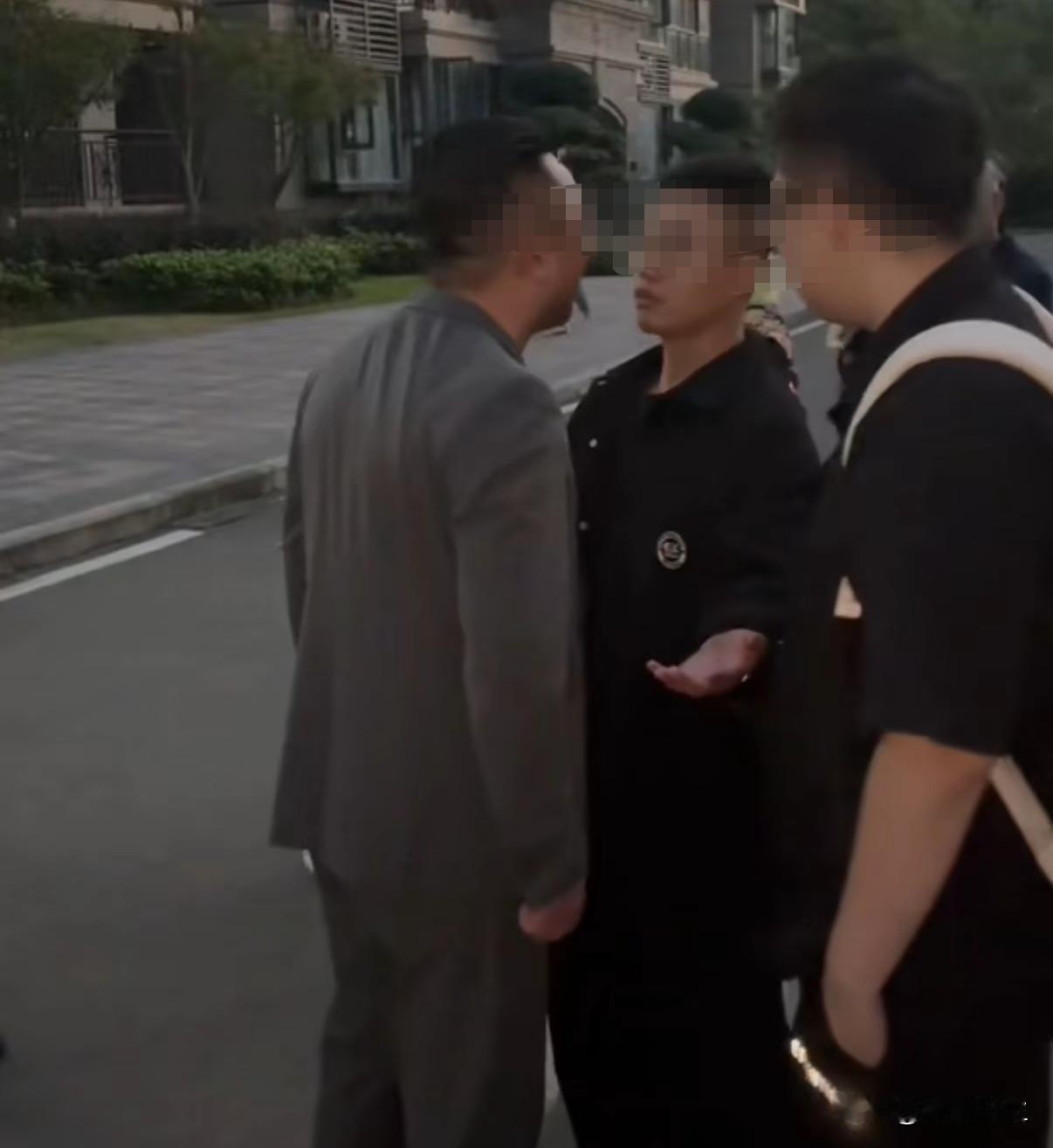 其实我们都错怪唐先生了，
脚踹“遛狗女”，
当街怼打抱不平的路人，
网友们上传的