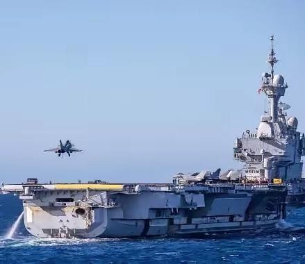 福特号航母撤退后，法国派了戴高乐号刷存在感，以为躲得挺好，结果一名水兵在航母上跑