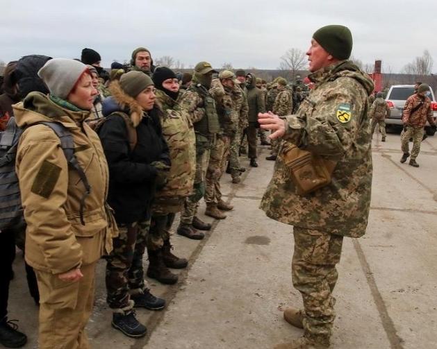 乌克兰军官提议：持乌克兰永久居留证的外国人，也得扛枪上前线

近日，乌克兰武装部