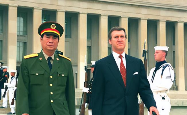 1988年，张万年来到美军本宁堡陆军基地参观。他的一只脚刚刚迈入基地，身后突然冲