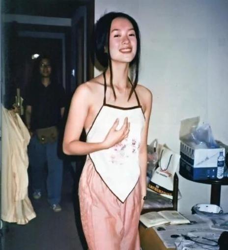 1997年，19岁的 章子怡 ，在宿舍里一张照片。
1997年，章子怡在中戏读大