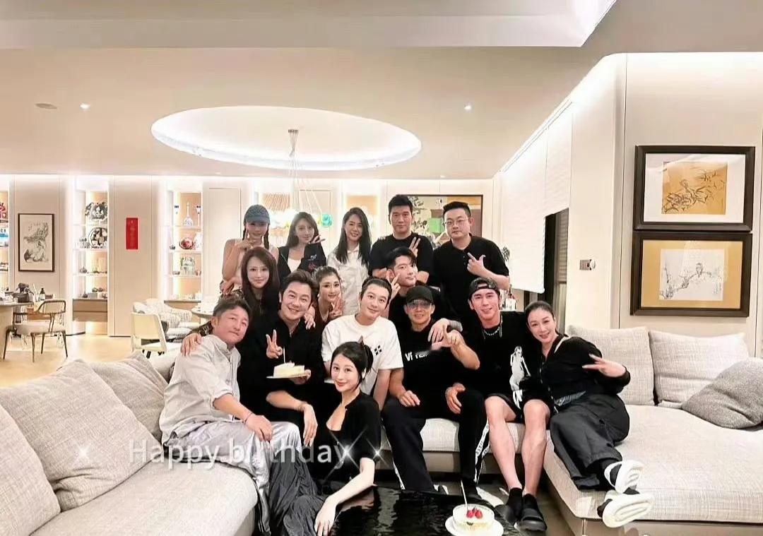 黄晓明带叶珂去给好友陈浩民过生日去了，这次终于名正言顺的大合影了，看着参加派对的