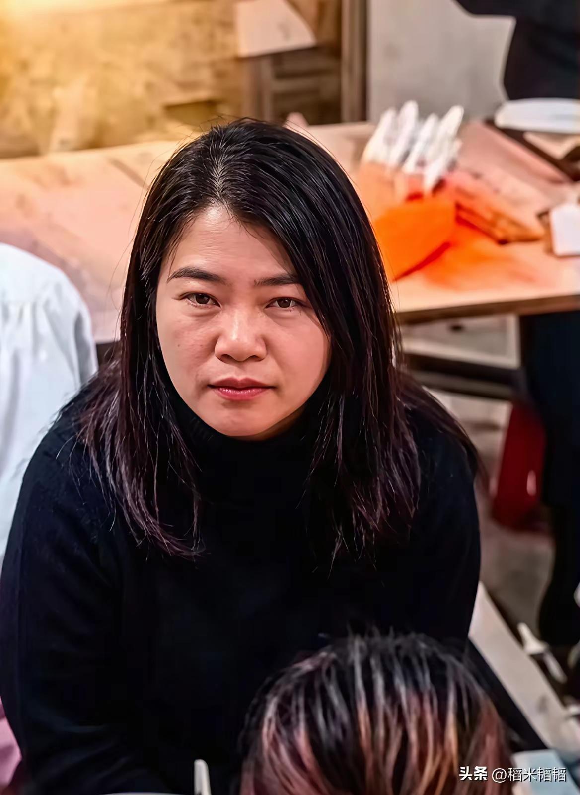 今天是妇女节，这位妇女却霸屏了。和闺蜜一起吃螺蛳粉，却扭头把螺蛳粉的汤偷摸倒进邻