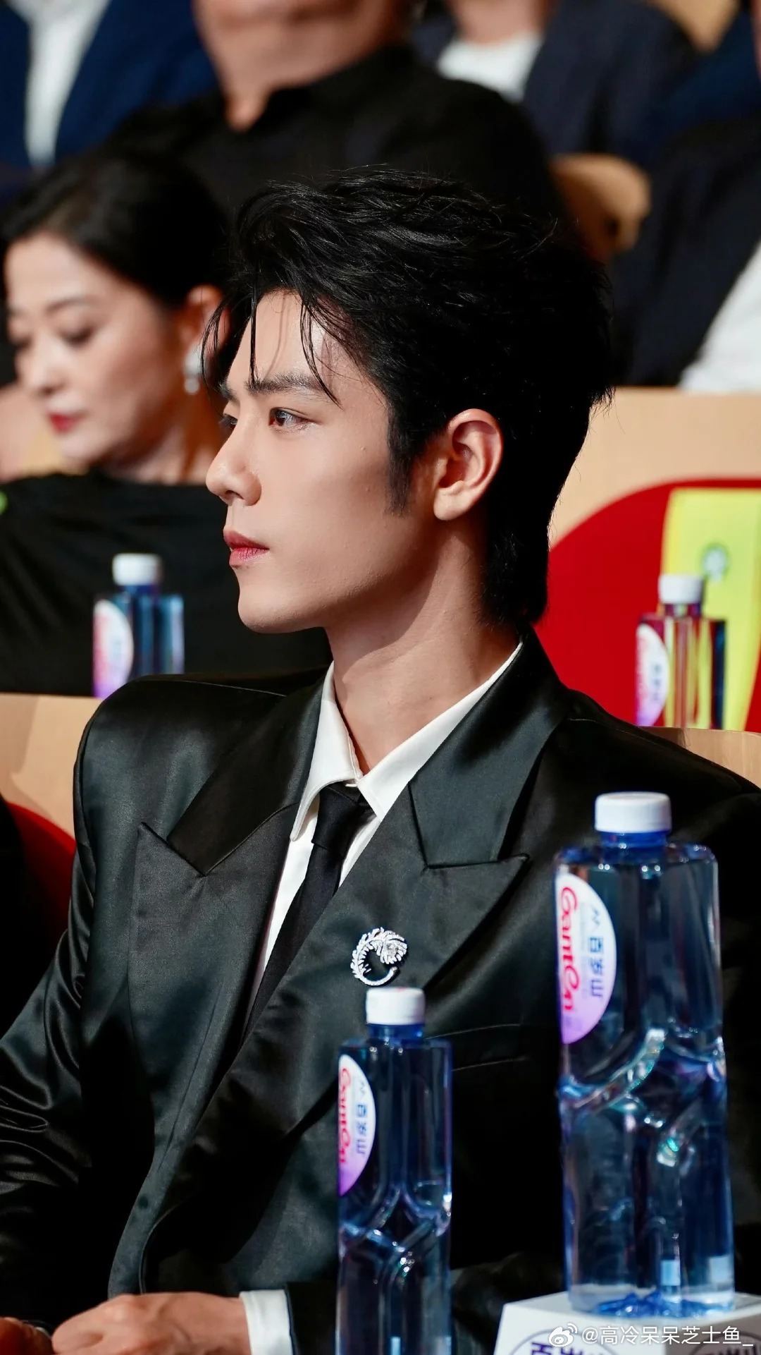 肖战曲面屏受害者 换别人被曲面屏拍早就崩成表情包了哈哈哈，肖战被拉变形还真像刚出