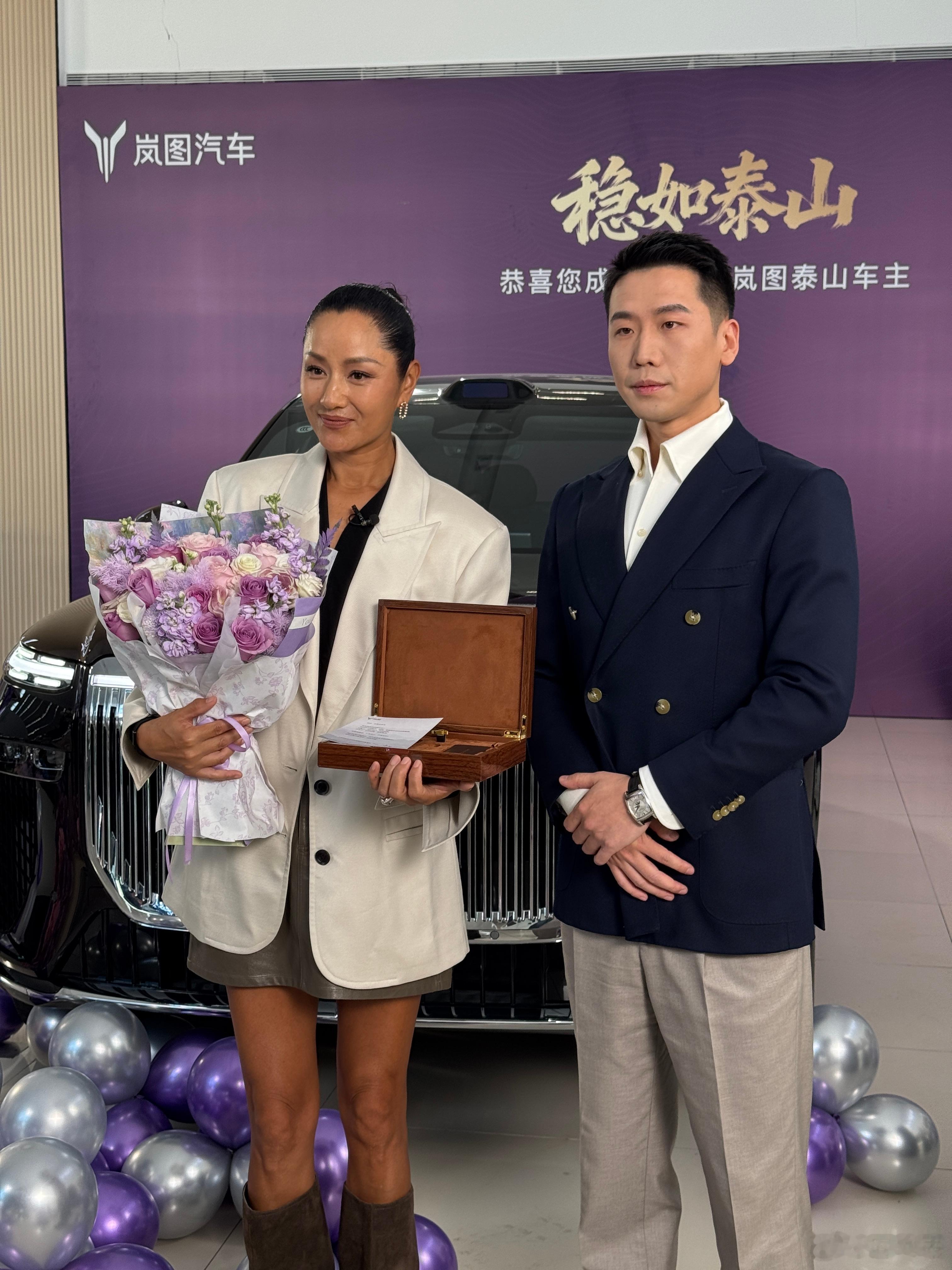 谁能想到！只是日常来岚图门店逛一圈，居然直接撞到了瞿颖的新车交车仪式！浪姐本人就