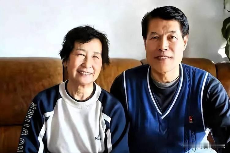 这是CBA上海男篮张镇麟的舅姥姥，就是蒋兴权身旁这位女士！她叫耿孟慧，长的很慈祥