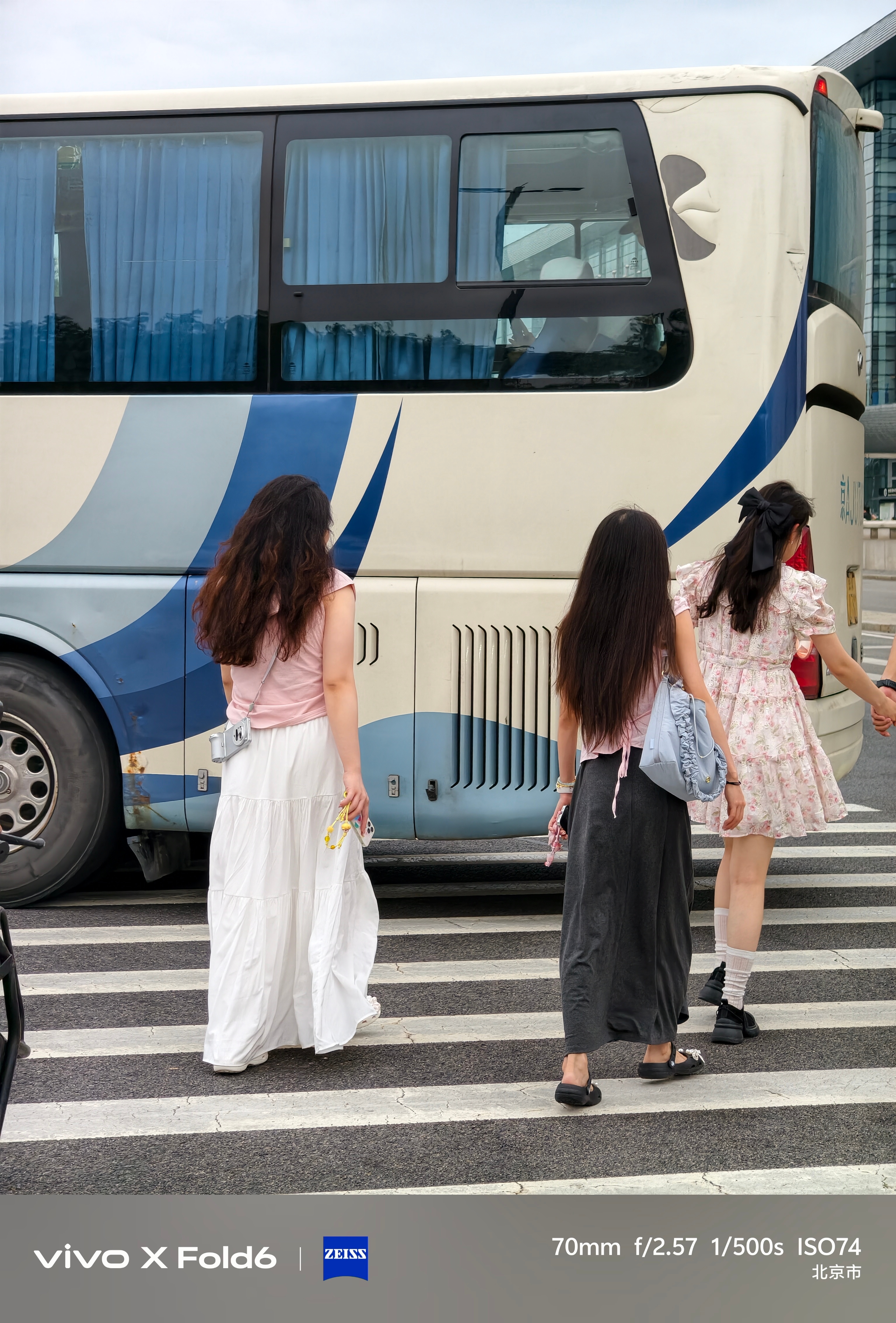 今天是北京鸟巢周杰伦演唱会的最后一场，看看前面这个女生背的什么手机？vivo X