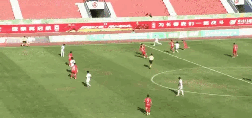 海港B队客场vs长春，李佳奇传中，杨黔东破门，暂时1:0领先上海海港