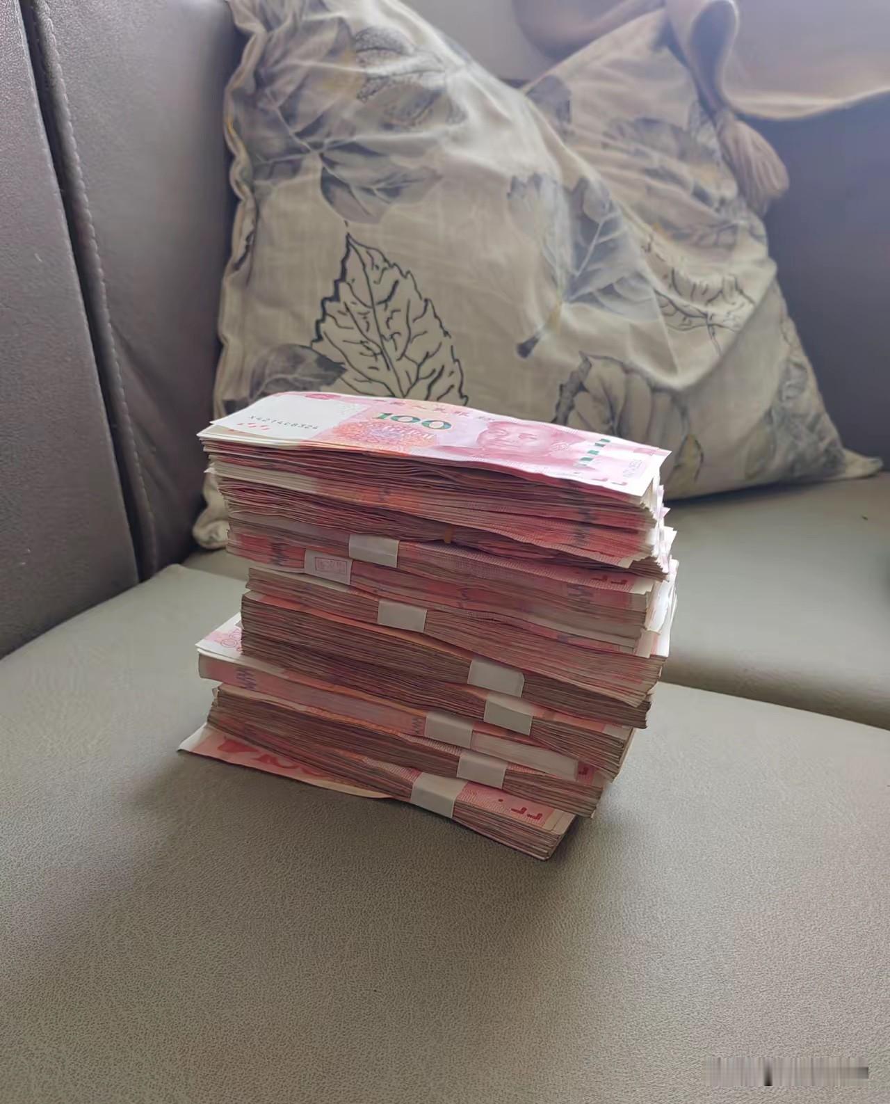 终于收到半年的工资了！没错，是半年！去年年底一直拖到今年6月份才发放的工资，我相