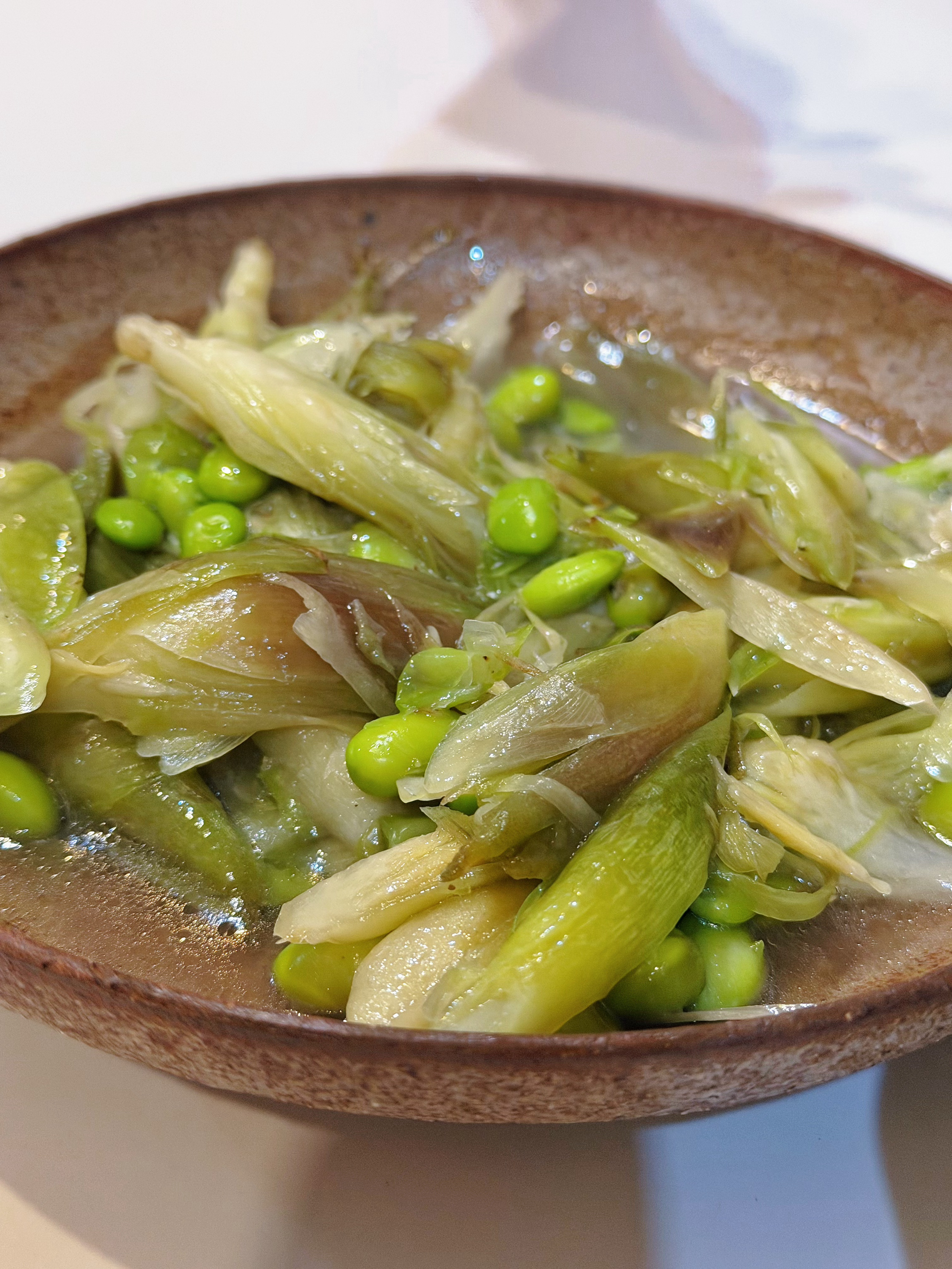 蘘荷炒毛豆，我们这里的晚间小蔬菜。有点麻嘴，味道独特，小添爱吃的。 