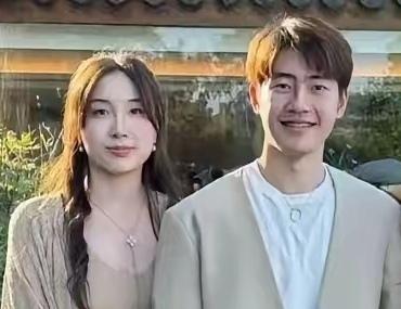 乒乓球运动员钱天一的爱人是羽毛球运动员王昶，一个美一个帅，他们俩宝宝一定很好，长