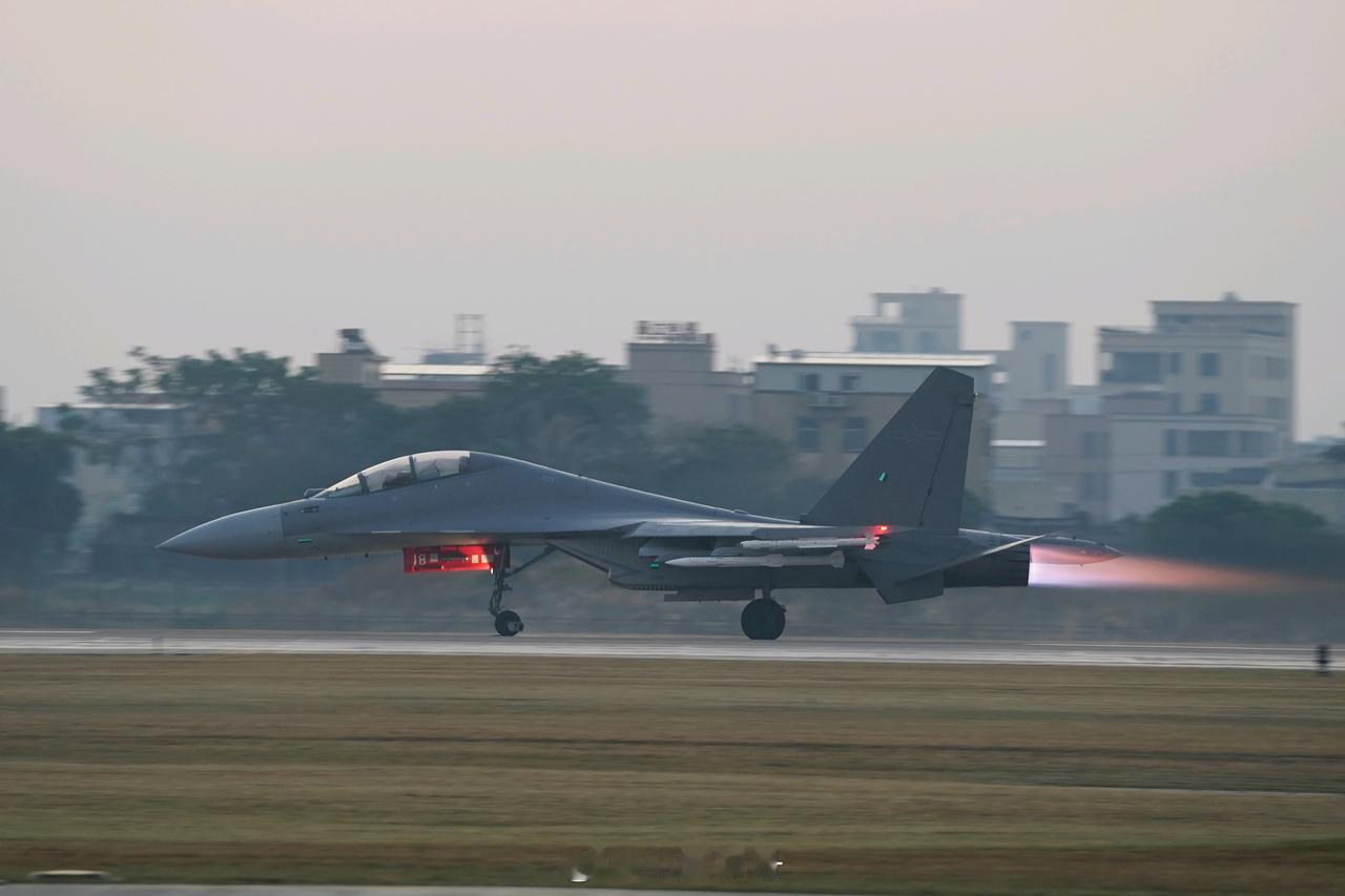 参演的歼-16挂实弹（PL15）加力起飞中