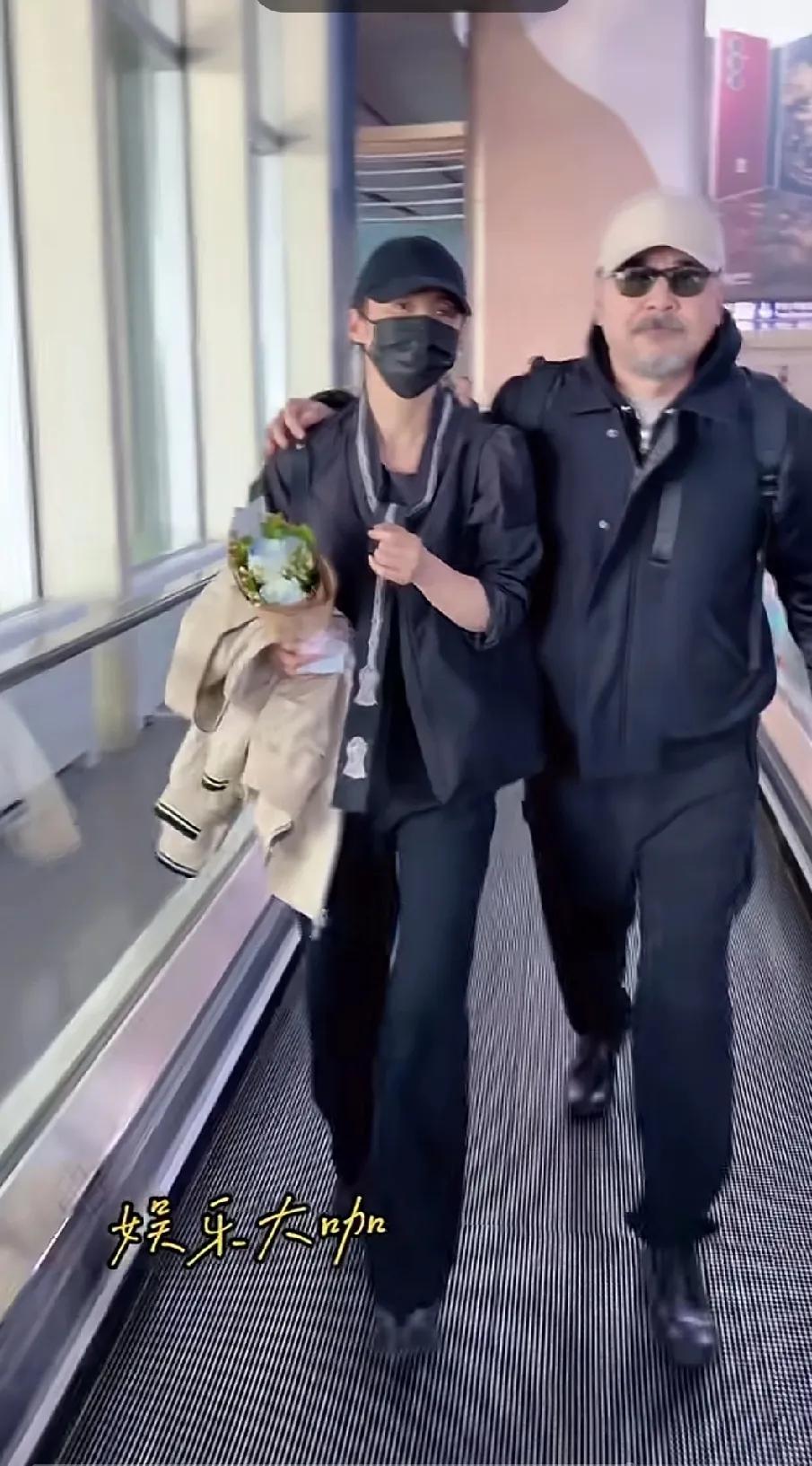 一眼望去我以为是张纪中大导演，仔细一看原来是陈建斌，老夫老妻还秀上恩爱了。
搂着