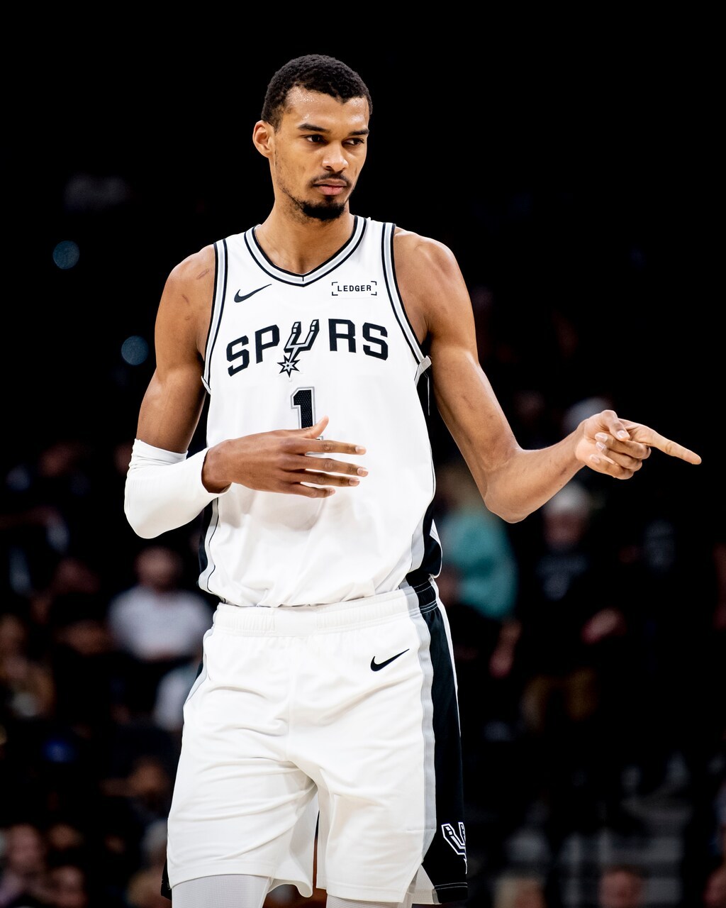 文班亚马谈到接下来的目标:想赢球，想拿MVP和DPOY“很简单，我们想赢球，想赢