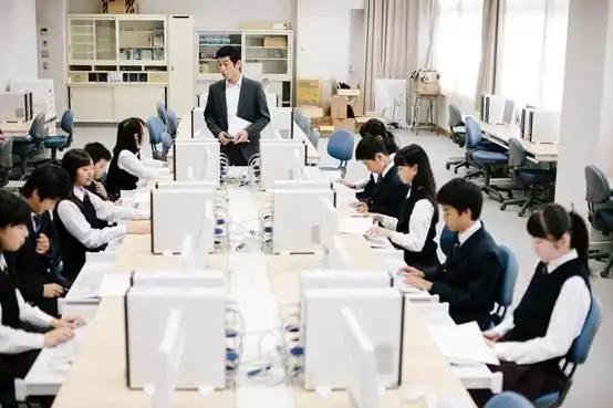 明明人均GDP更高，韩国人为什么去日本工作？最近在日韩待过的朋友都在聊一个扎心的