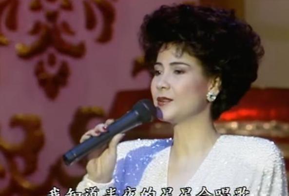 1999年，甄妮受邀去美国开演唱会，当她晓得同时受邀的还有毛宁时，立马气鼓鼓地找