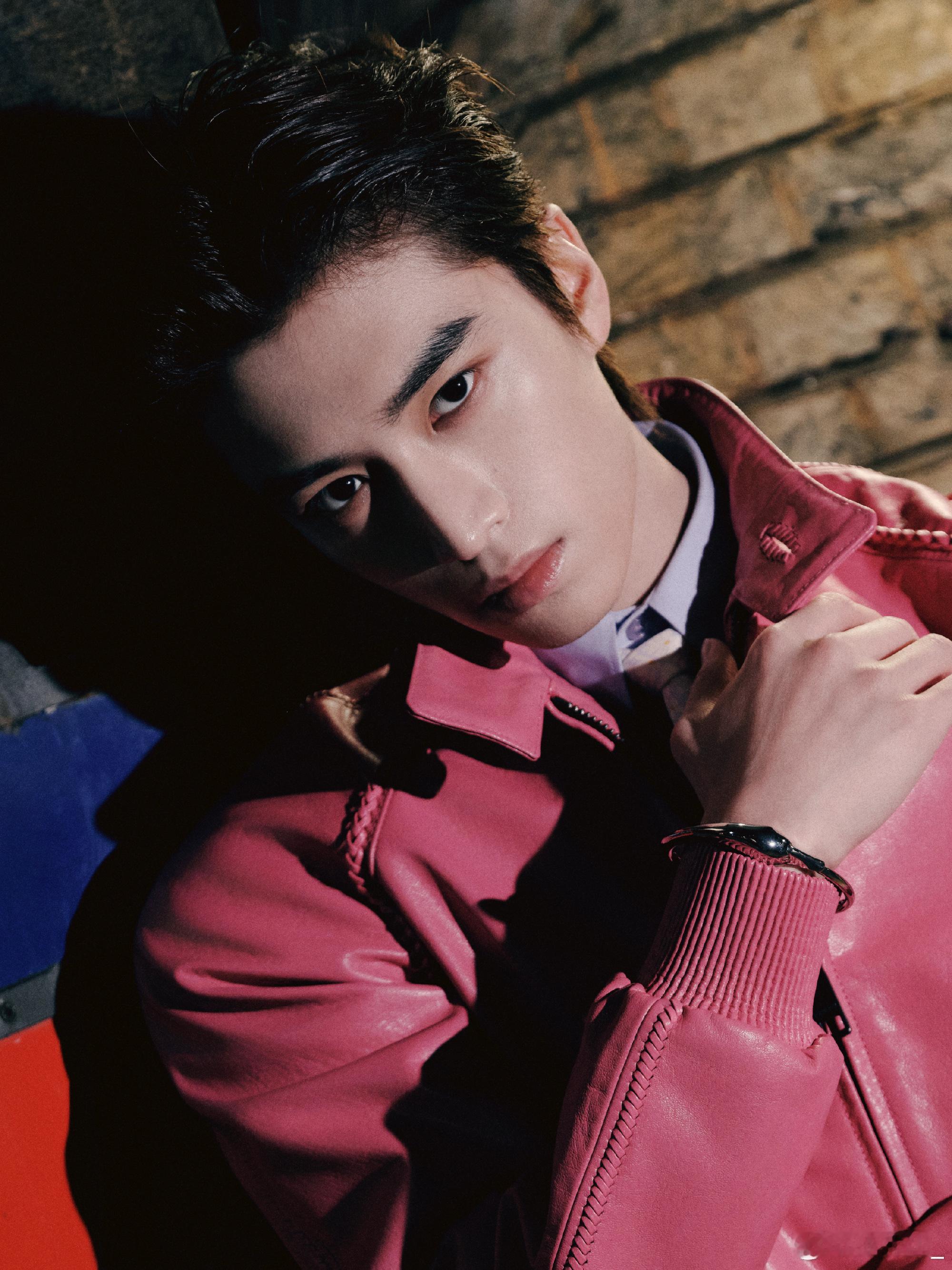 张康乐跟网友合影说了句这么快 张康乐粉皮衣又潮又帅，合影一句这么快，反差感绝了张