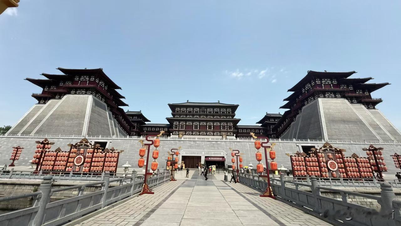 天堂、名堂、应天门在武则天时期扮演着重要的政治、文化和宗教角色，更展现了唐代建筑