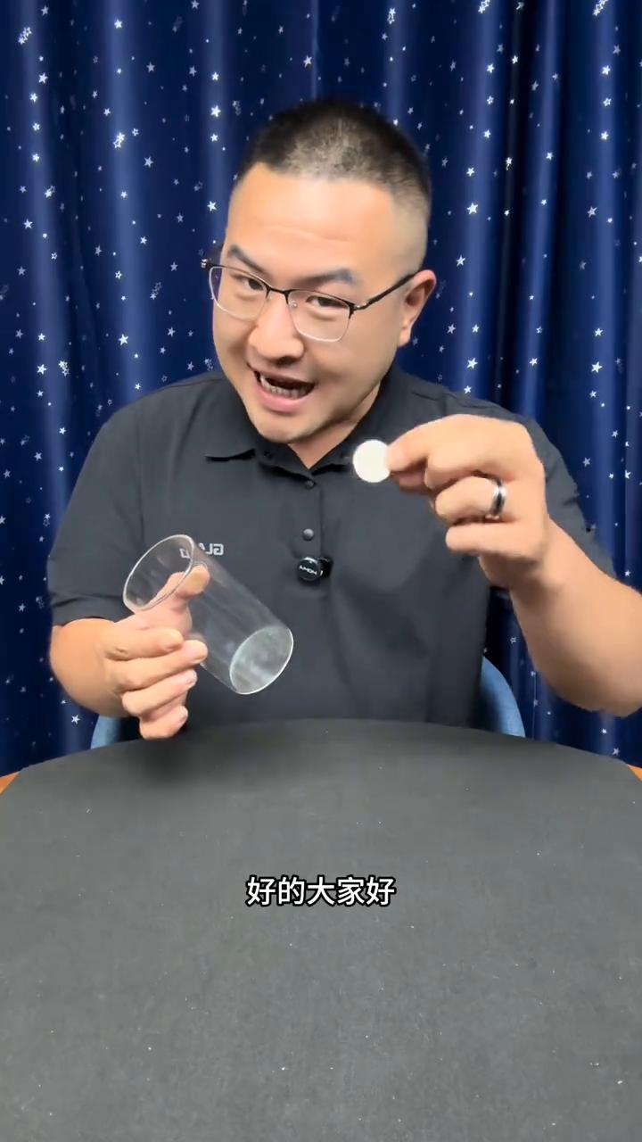 瓶盖穿手掌。
接下来我要把瓶盖穿越你的手掌，穿越杯子掉下来。绝对不可能。这样你不