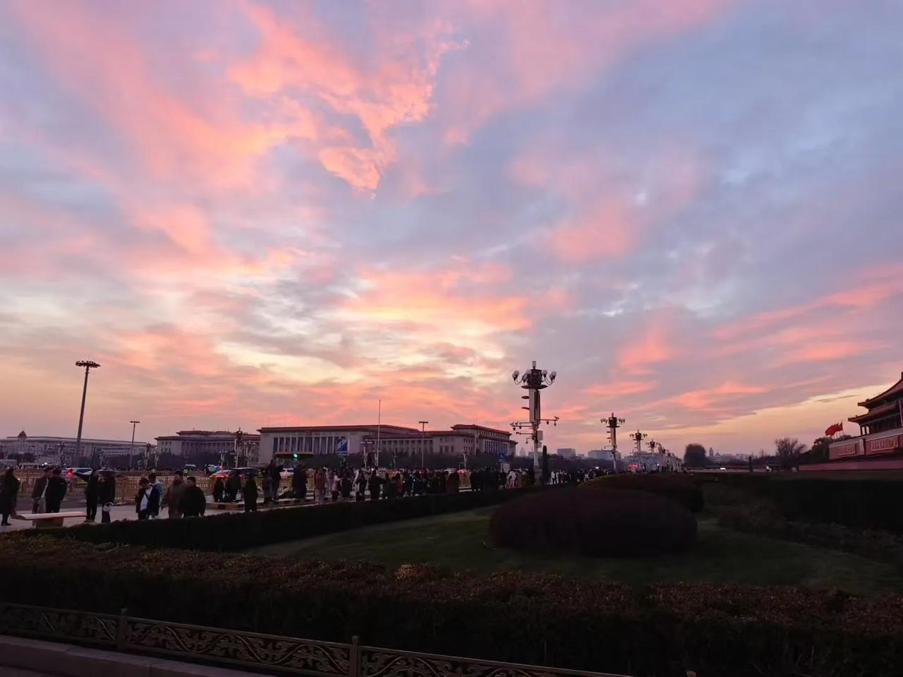 上联：夕阳西下，人影渐长。
下联：[火炬][火炬][火炬][火炬][火炬]