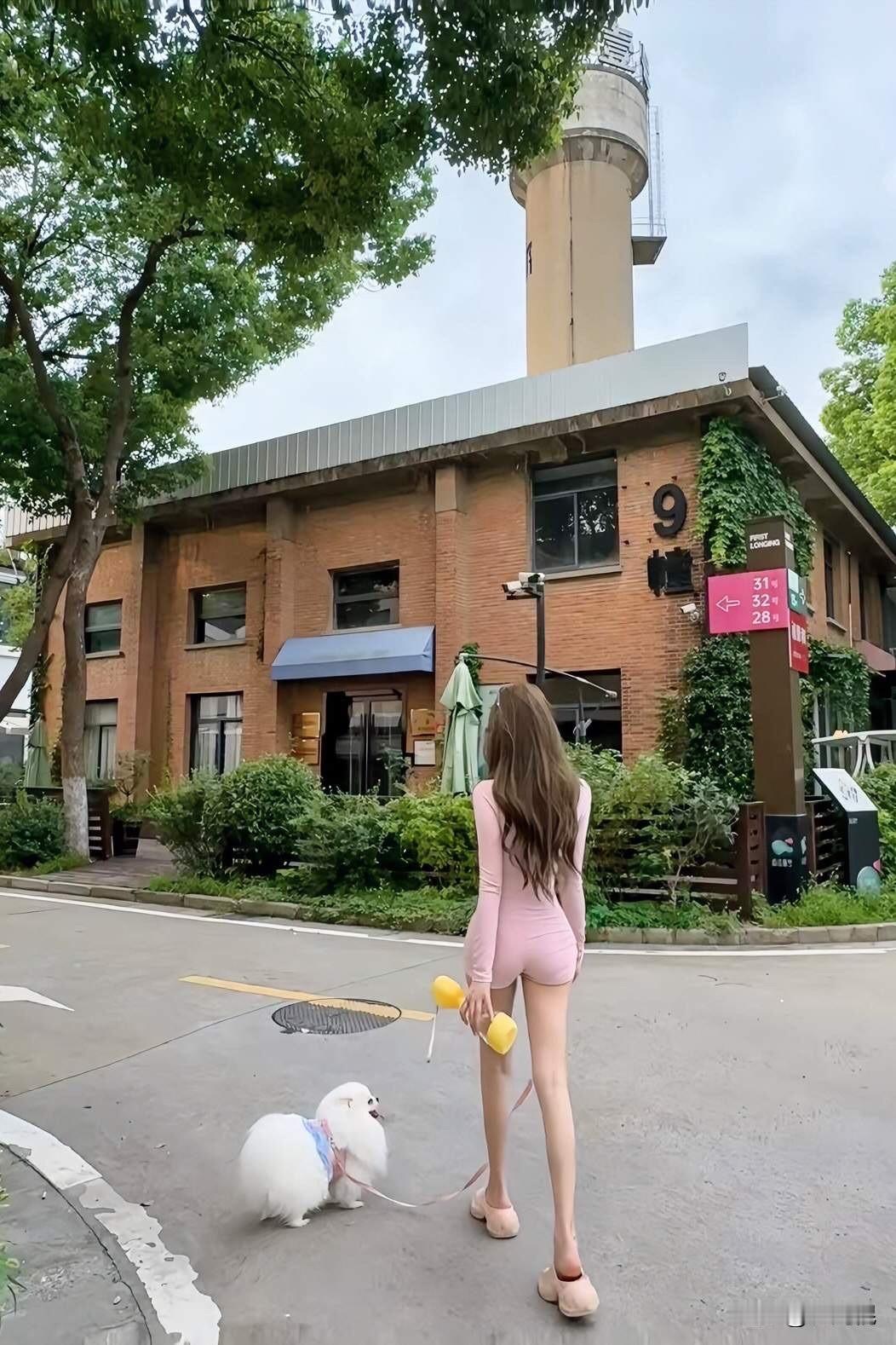 不同的背景，相似的背影。两位身形风格各异的美女👩🏻‍🦰佳人，你更欣赏哪一位