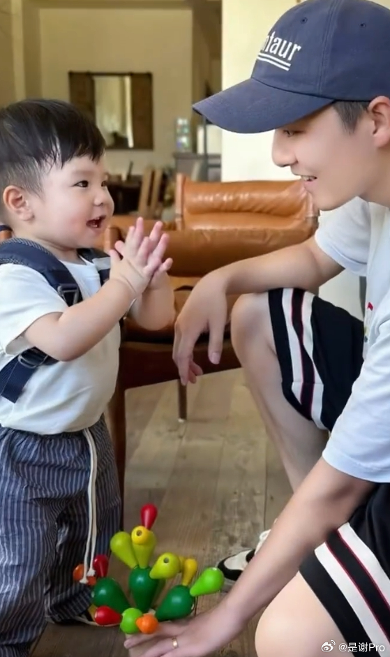 儿子像嗯哼老公像王俊凯 看完后发现相似度真的好高 ！ 一家子颜值都这么高吗？到底