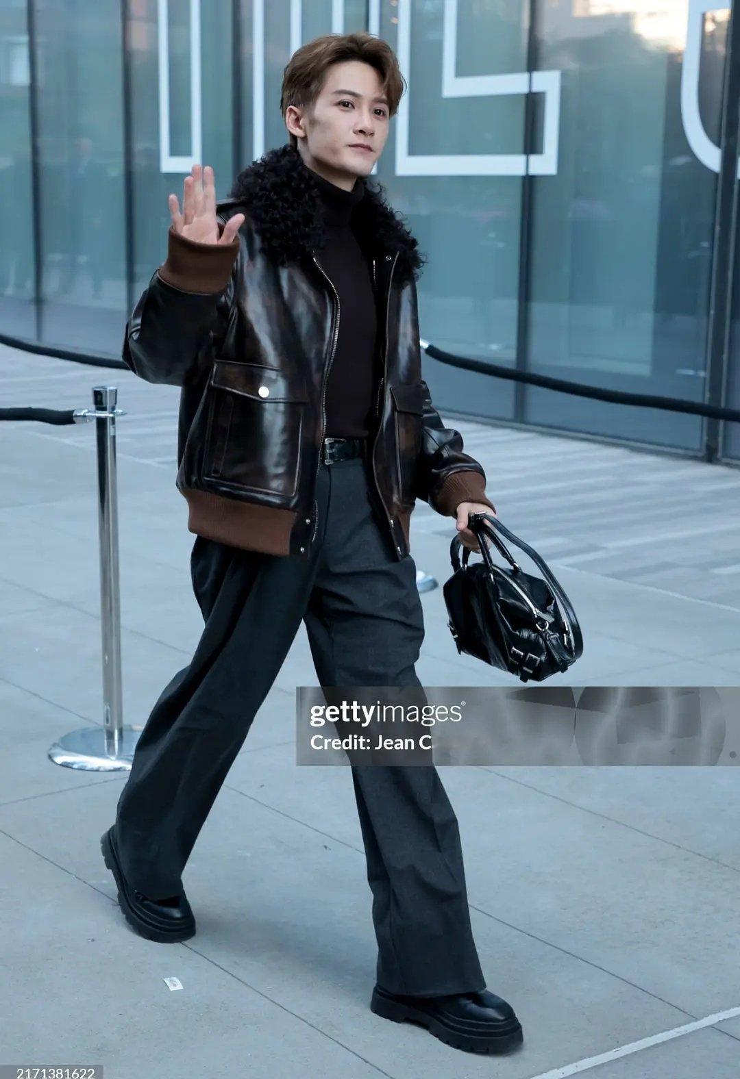 檀健次这个穿搭完全是在靠脸撑着 ​​​