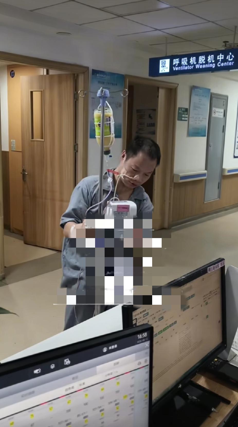 医院住院部的护士站前，一名男子竟然自己扛着输液架子在忙活着，知道原因后，让值班护