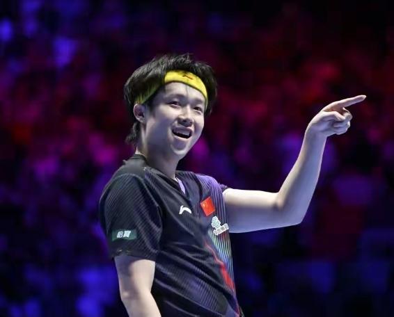 澳门世界杯半决赛，
大头干脆利落拿下雨果，
场边王皓的表情全程封神！
 
开局连