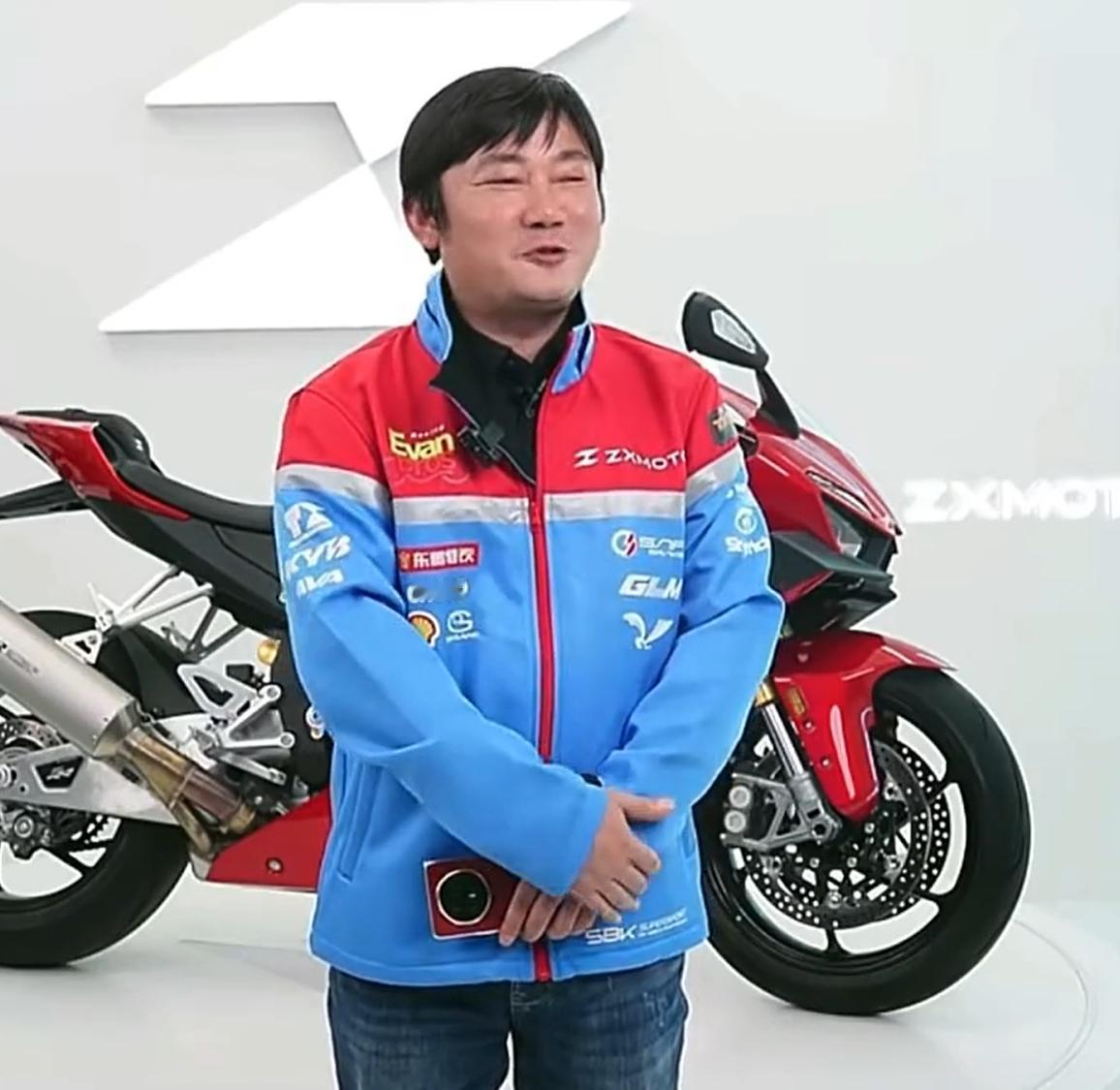 看得出来，张雪也是很不舍的。

只用了44秒，张雪机车夺冠赛车复刻版，就被拍走了