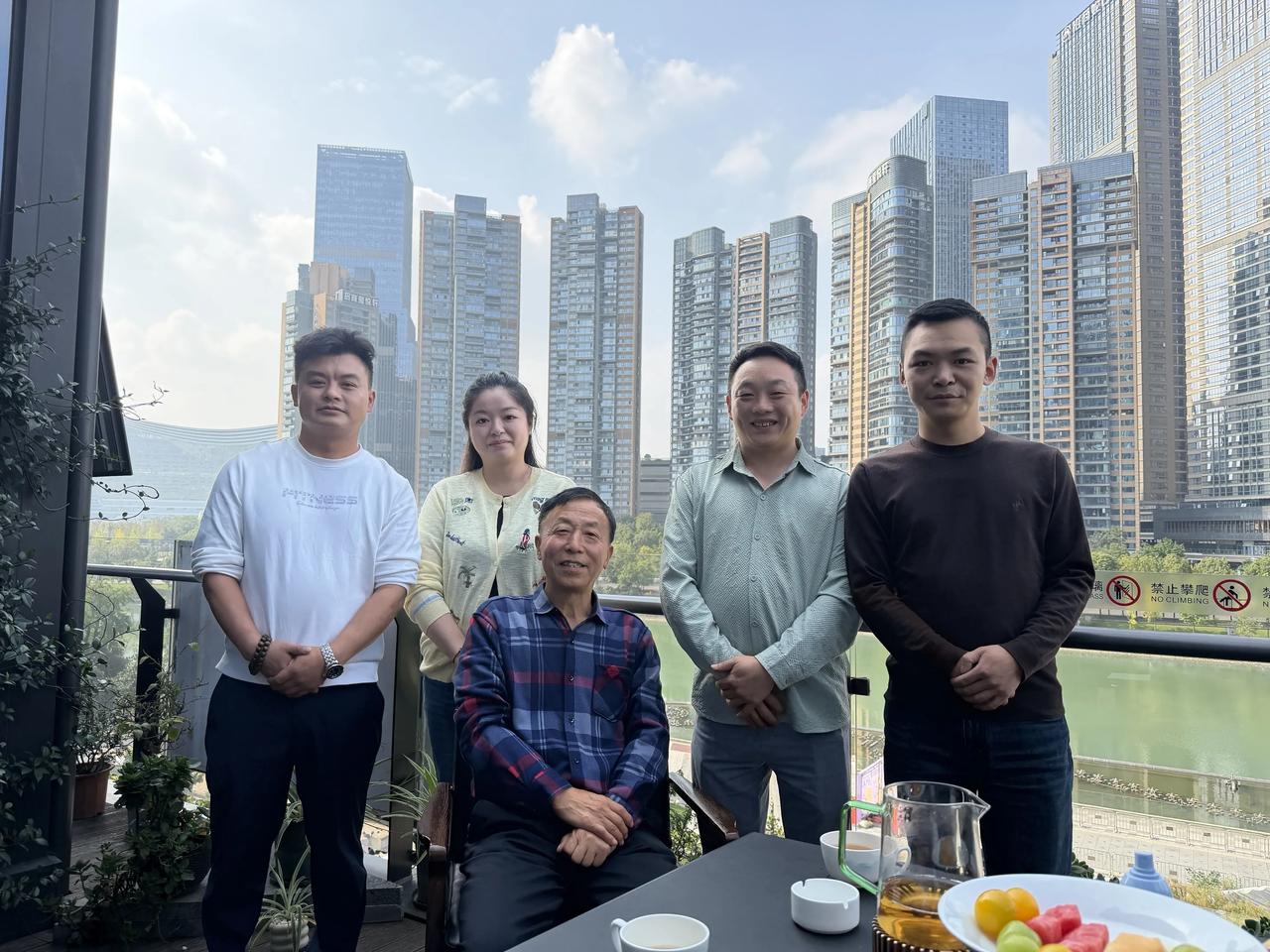 从澳大利亚回成都第三天，—大早徒弟傅小妹就开车来接我，到南门锦江河畔的云尚水润，