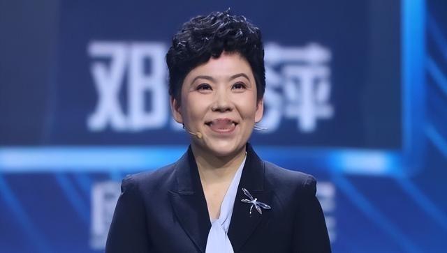 1997年，退役后的奥运冠军邓亚萍来到清华大学读书。谁料，她刚走进教室，老师就问