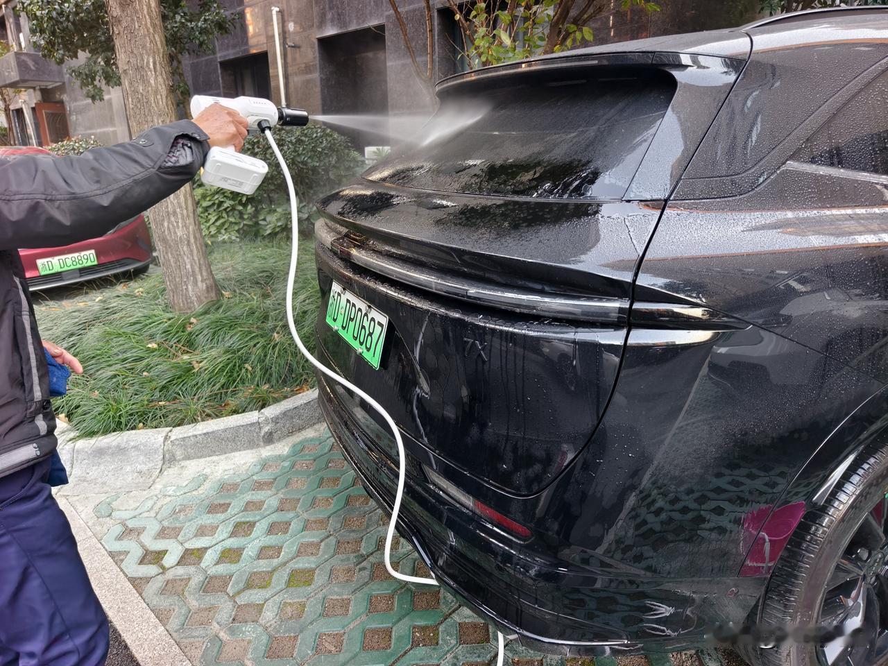 极氪的洗车水枪不错，水流力度还挺大的。对比了米家那个同价位的洗车机，那个2000