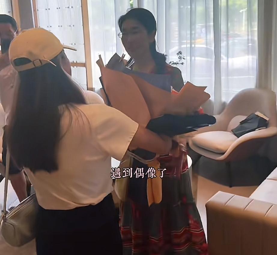 “遇到偶像了”
这是朱女士见到场子姐说的第一句话
今天场子姐赶往无锡带着网友的嘱