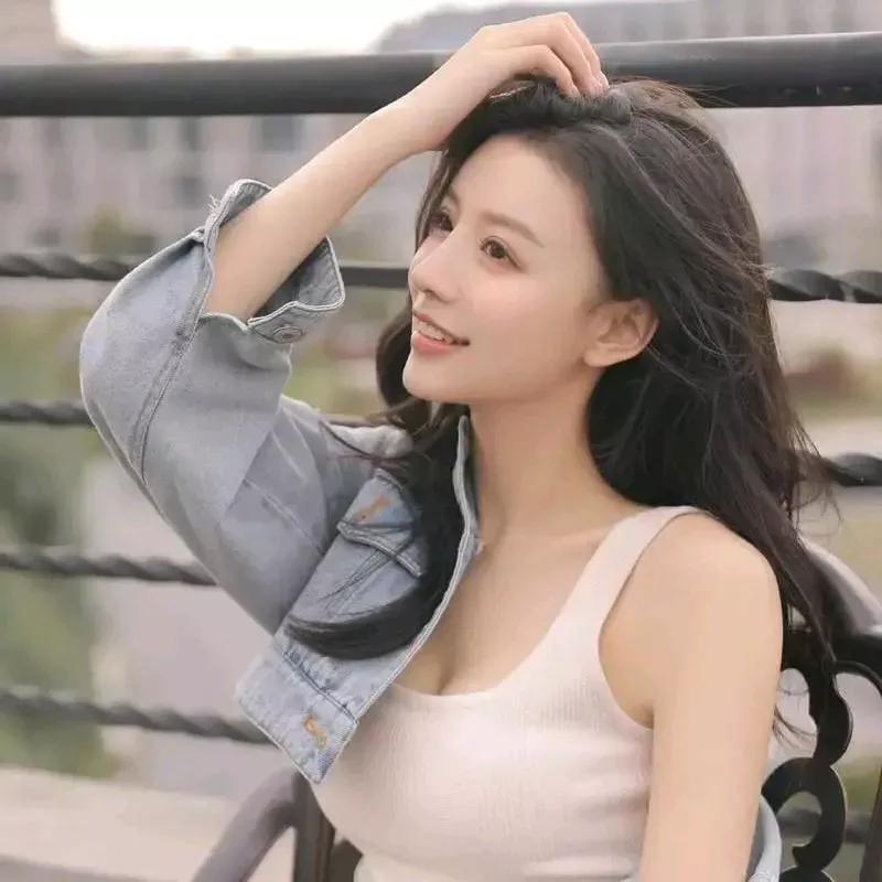 阳光下的温柔微笑，微风轻拂发梢，岁月静好。少女感笑容 秋日清新照 清透微笑图 淡