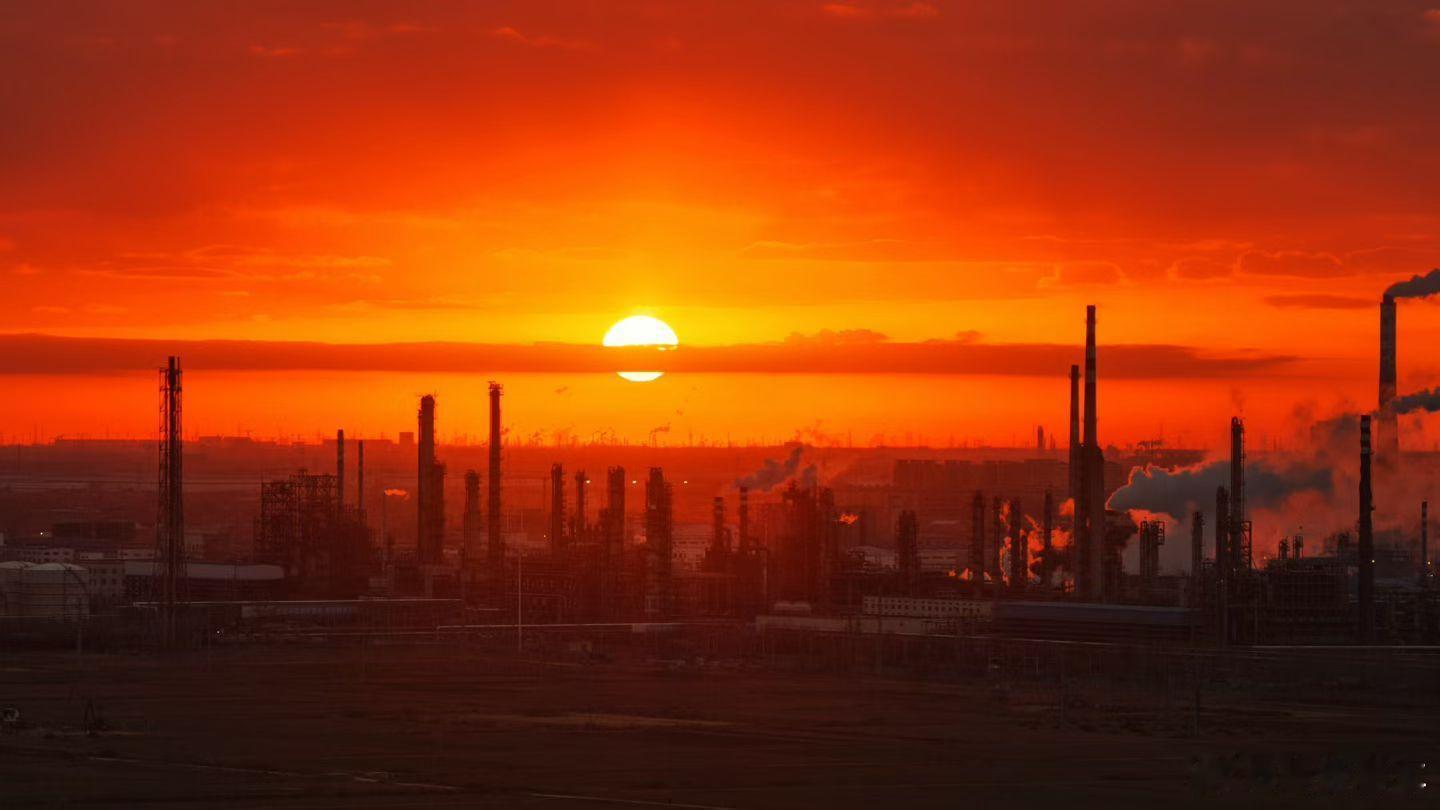 早上好家人们～今天阴天要下雪，但是日出真的好美！ 