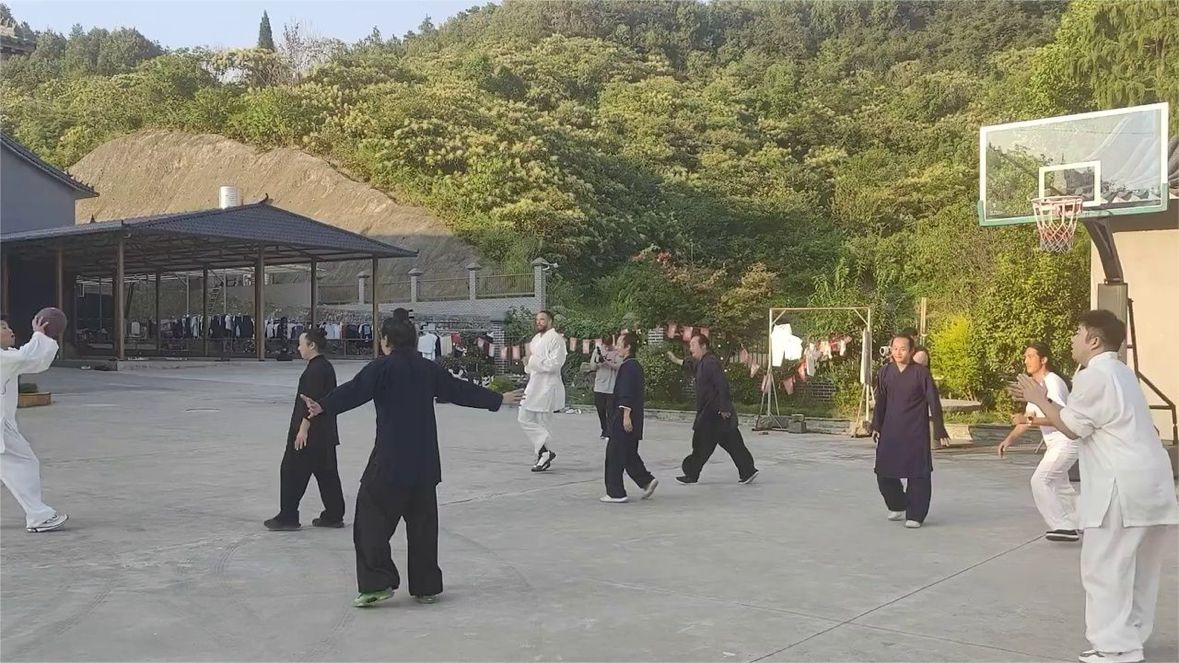 少林武当成NBA球星打卡地！狄龙在武当山和道友们一同切磋球技！