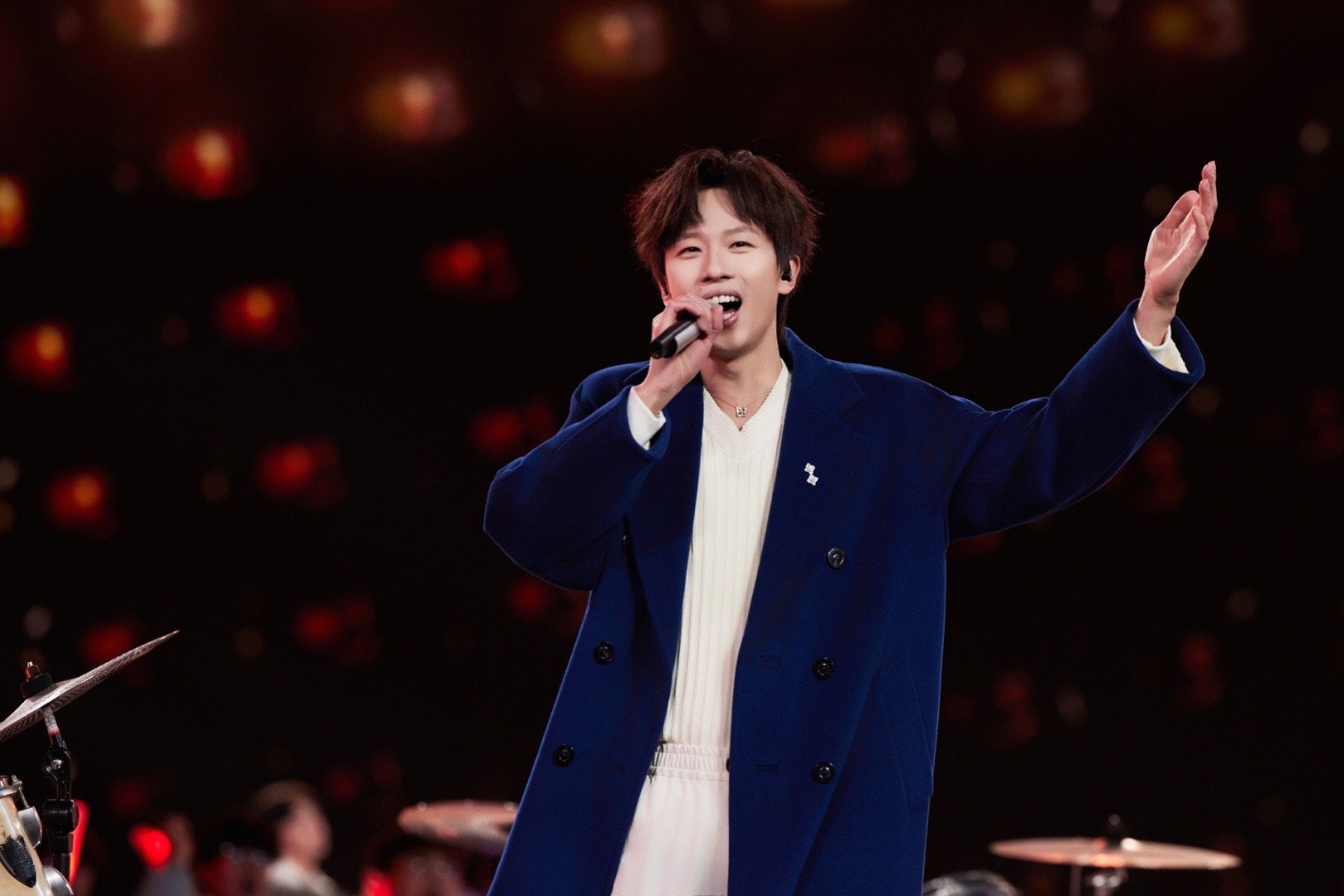 在2025央视跨年晚会中，国乒林高远首次跨界以歌手身份亮相，与王祖蓝一起合唱了B