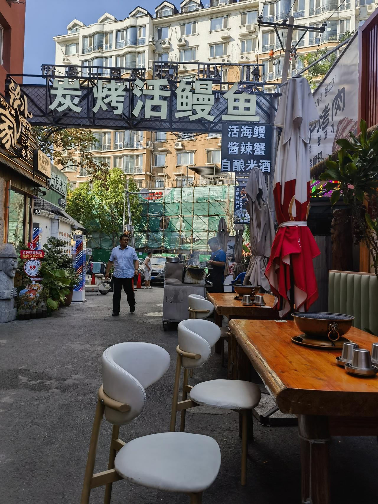 漫步沈阳——吃在西塔斗牛家
生的香辣蟹、烤茄子、烤大蒜串，陪一碗米饭。烤茄子加了