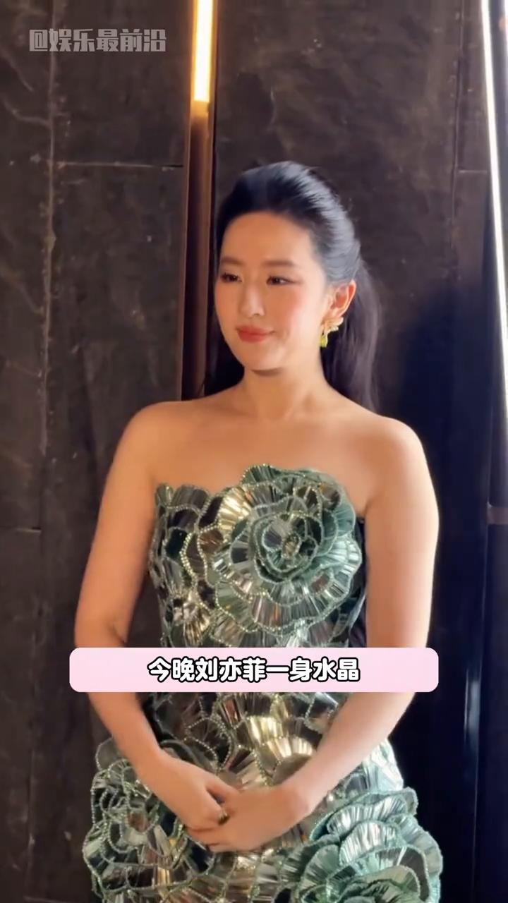 陈伟霆40岁，刘亦菲38岁。
娱乐最前沿。
神颜组合同框了，今晚刘亦菲一身水晶玫