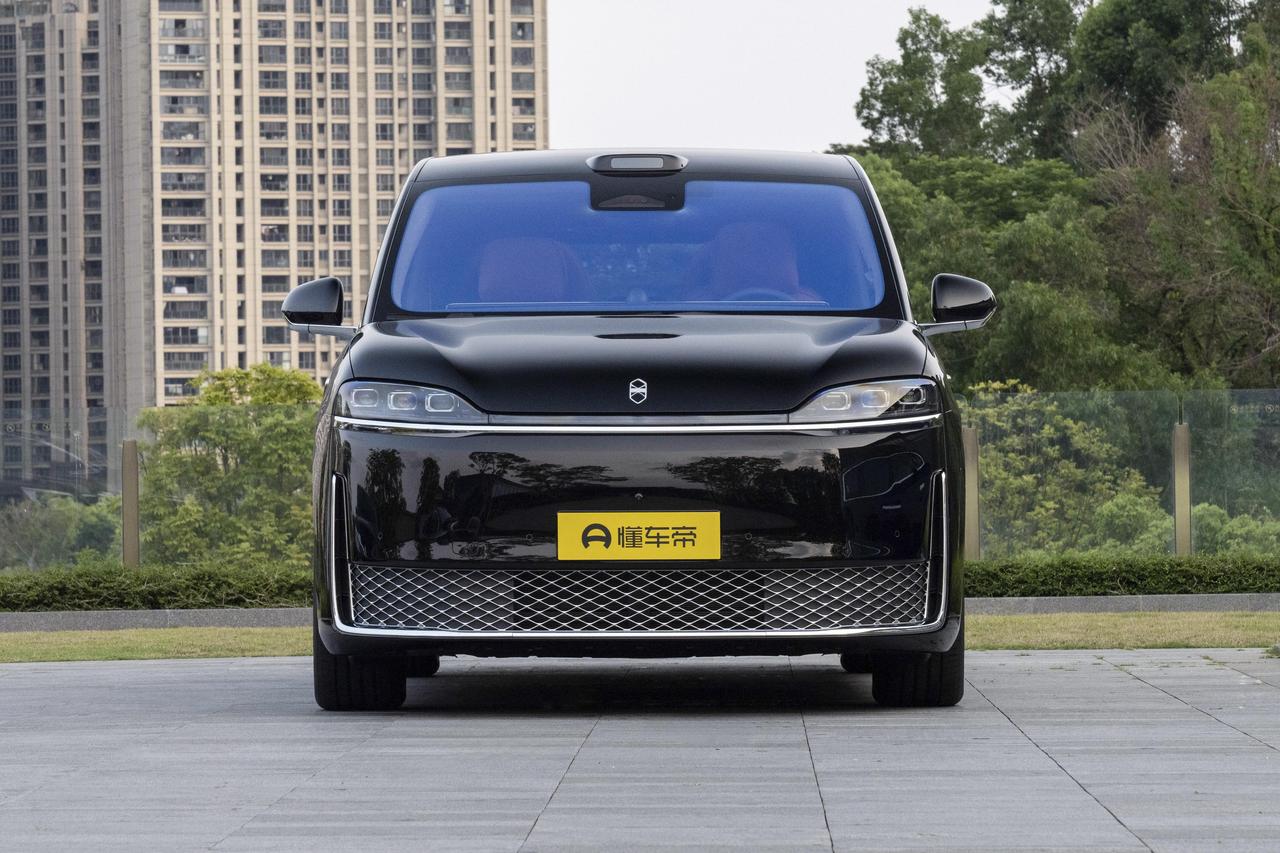 智界 V9 这车吧，造型设计得还是比较大气的，不管是自己家用还是用来商务接待，都
