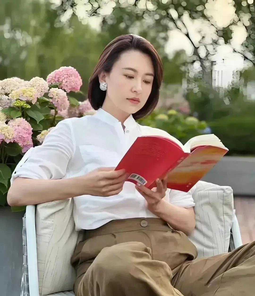 张蕾嫁给富商老公后，生了娃就有点身材走样，但重回电视屏幕是她的愿望，有钱虽然让她