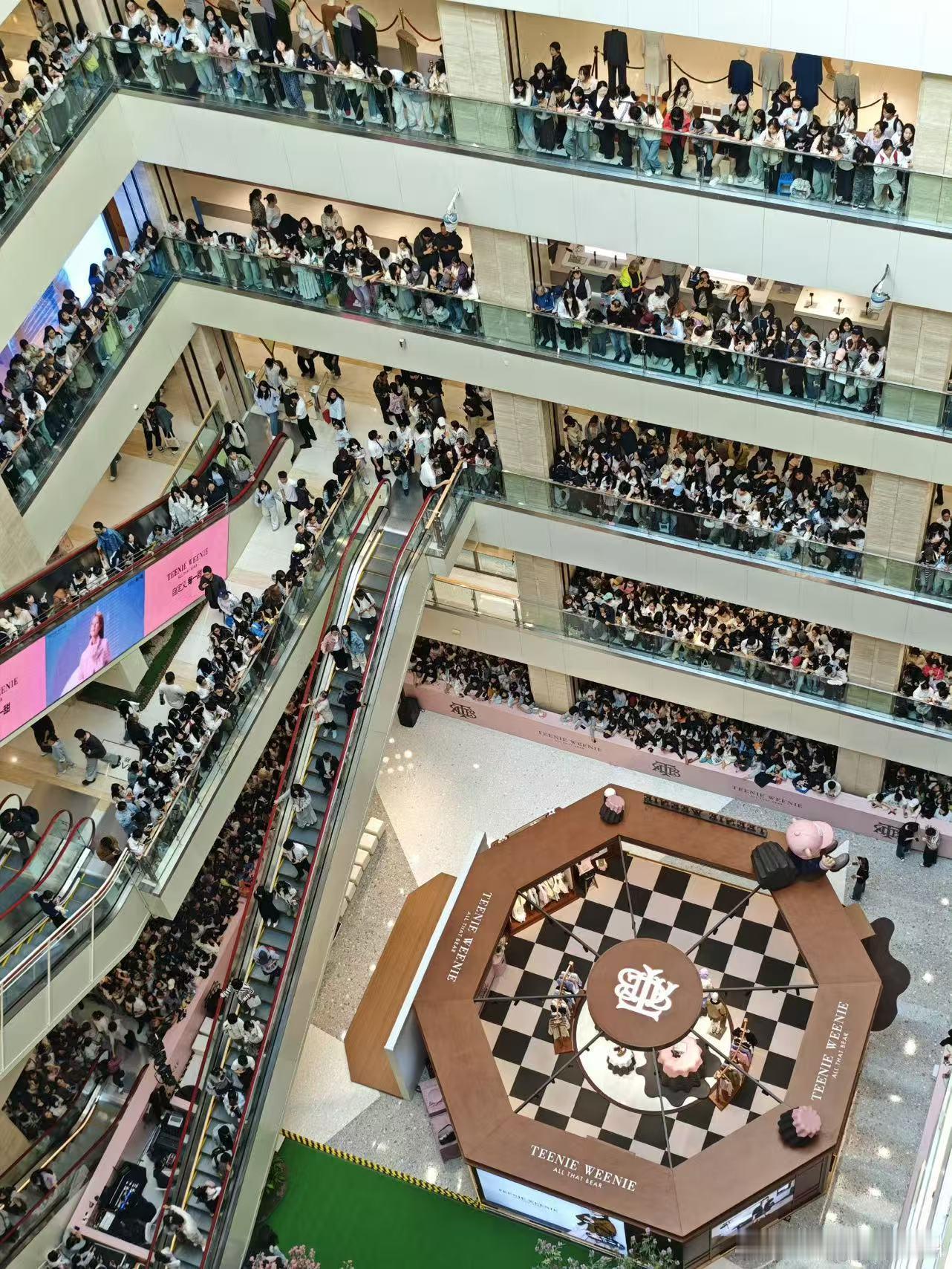 赵露思出席西安线下活动赵露思西安赛格活动赵露思西安赛格活动，好多人，[嘘][嘘]