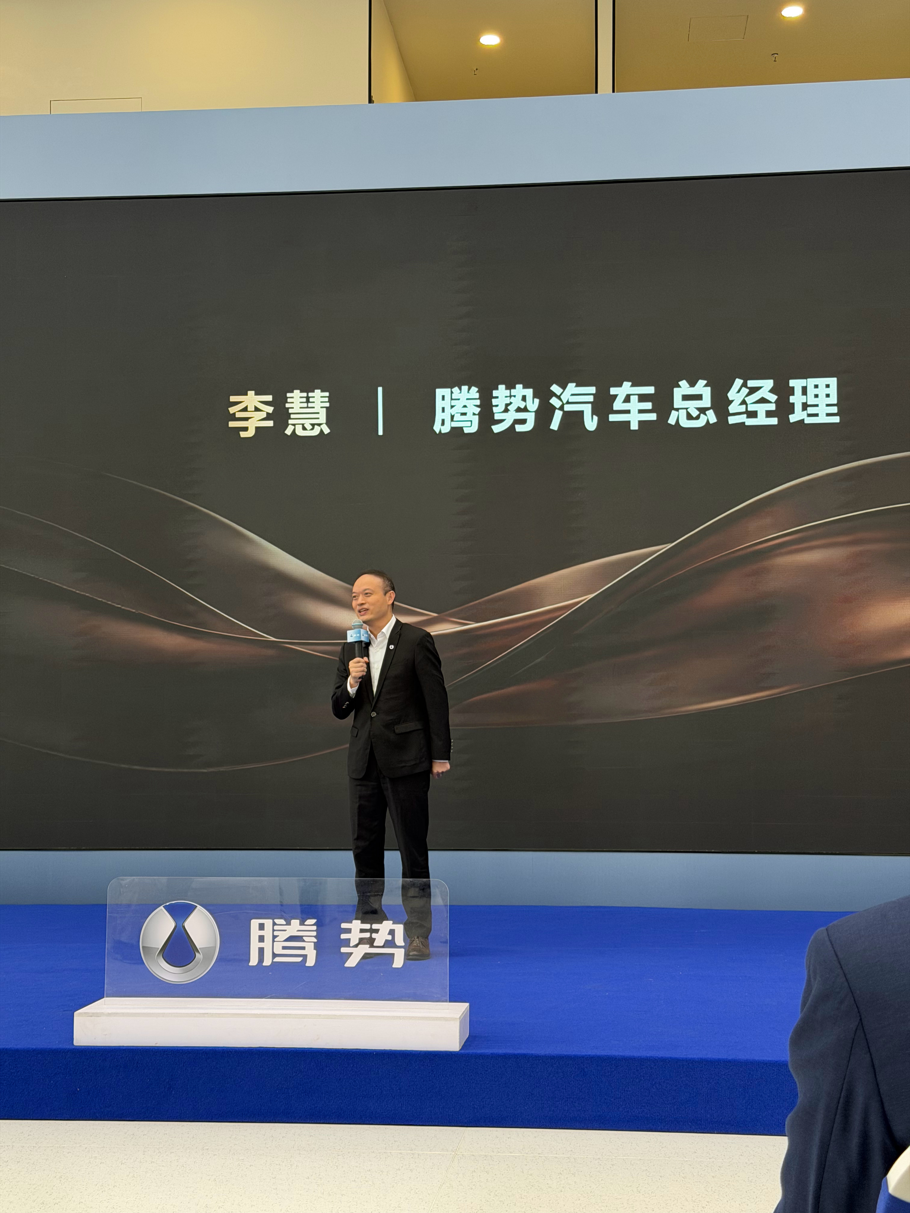 近距离看到了，来西安亲自给车主交付闪充车型，西安也是十成交付的收官站。惠总也表示