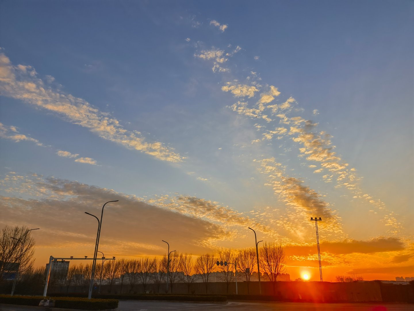 2025年12月6日17时许夕阳西下，它如妇人脚步般缓缓落下的同时，用它五彩绚烂