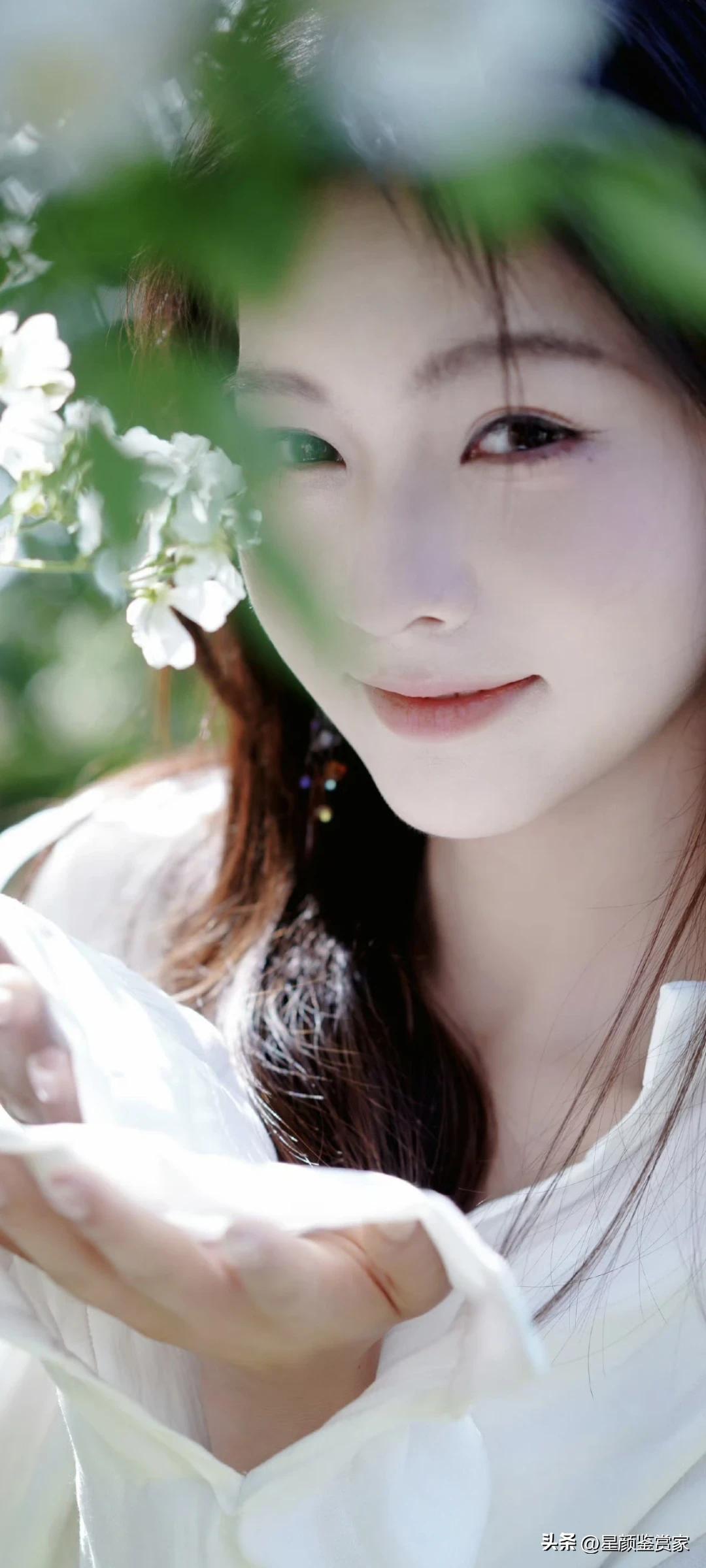 短剧演员羽翎写真壁纸～她站在那里，连风都带着草木与蕾丝的温柔气息～